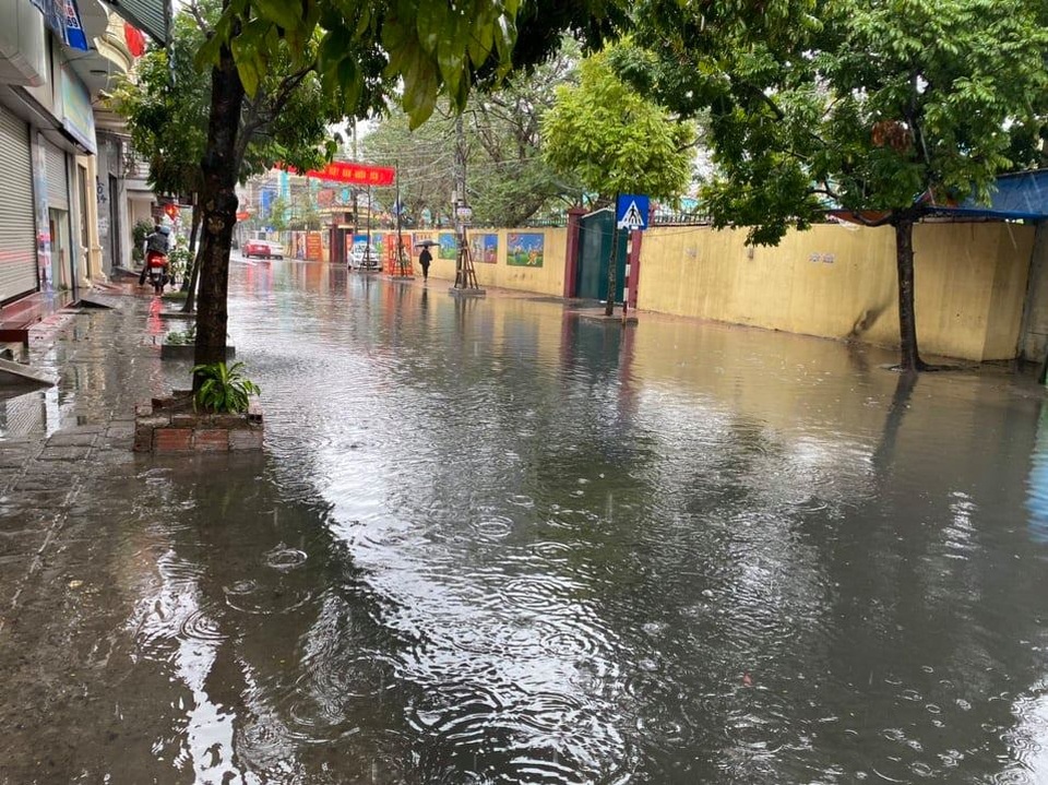 Mưa lớn kèm sấm chớp, đường phố Hải Phòng vắng hoe ngày mùng 1 - 2 Mưa lớn kèm sấm chớp, đường phố Hải Phòng vắng hoe ngày mùng 1 - 2