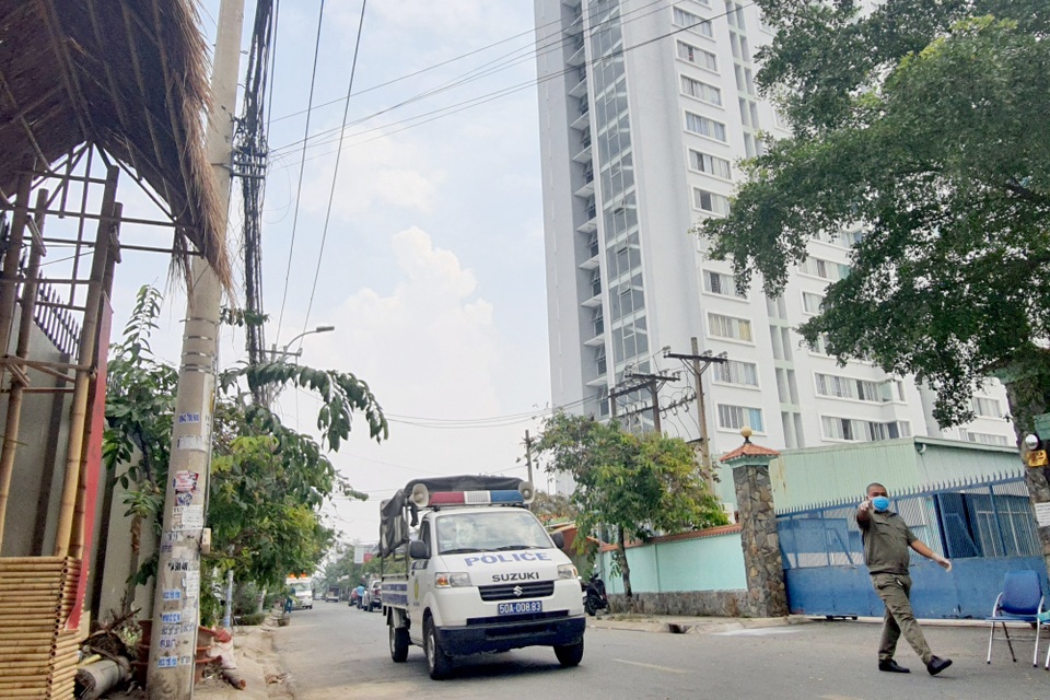 Cận cảnh phong tỏa nơi ở của 4 nhân viên sân bay Tân Sơn Nhất mắc Covid-19 - 4 Cận cảnh phong tỏa nơi ở của 4 nhân viên sân bay Tân Sơn Nhất mắc Covid-19 - 4