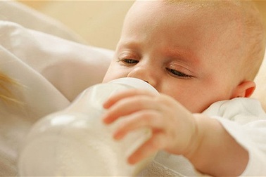 Những nguy hiểm của việc cho bé bú nằm