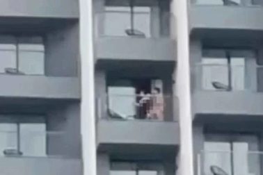 Thái Lan: Cặp đôi làm chuyện nhạy cảm ở ban công, bị người đi đường bắt gặp