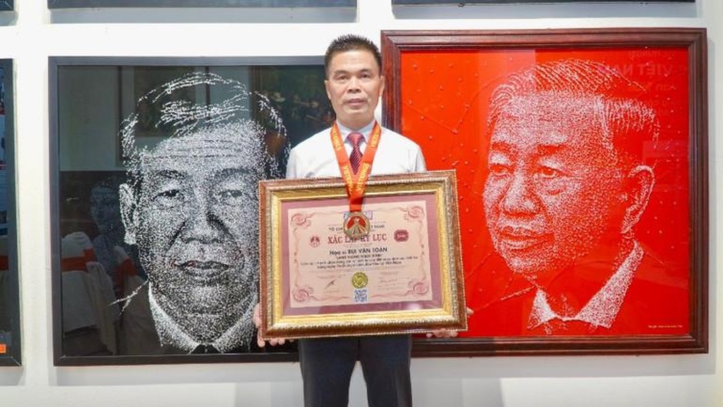 Hoạ sĩ vẽ tranh lãnh tụ bằng nghệ thuật chạm kính được nhận kỷ lục - 2 Hoạ sĩ vẽ tranh lãnh tụ bằng nghệ thuật chạm kính được nhận kỷ lục - 2