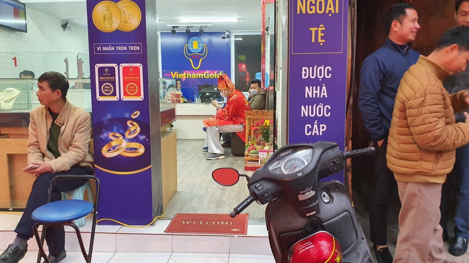 Nhân viên phố vàng ngồi lướt điện thoại, người trông xe cả sáng được 2 chiếc - 4