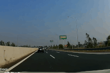 Tài xế hối hả đánh lái để tránh chướng ngại vật khó tin trên đường cao tốc