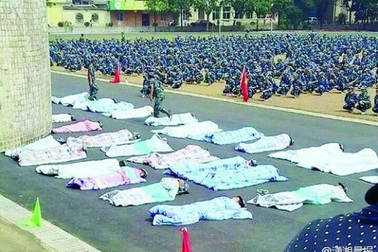Sinh viên Trung Quốc bị phạt nằm đắp chăn giữa trời nắng vì ở bẩn