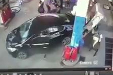 Tài xế lùi xe gây tai nạn ở trạm xăng rồi thản nhiên lái xe đi