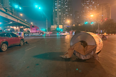 Ba cuộn inox nặng hàng tấn rơi từ xe đầu kéo đè trúng đầu ô tô con