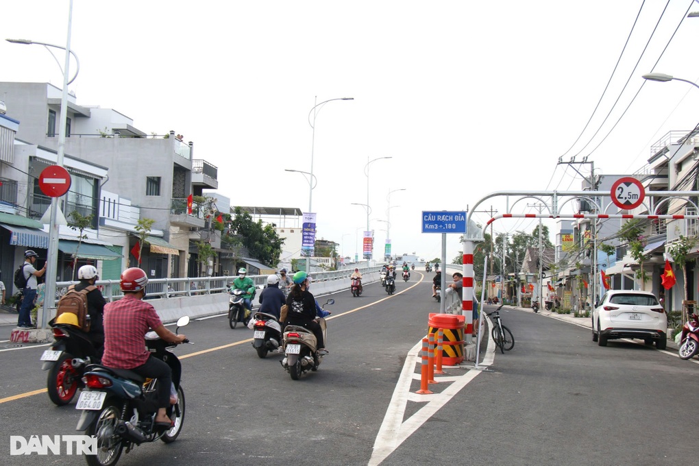 Thông xe cầu 500 tỷ đồng ở TPHCM sau hơn 1 năm xây dựng - 3 Thông xe cầu 500 tỷ đồng ở TPHCM sau hơn 1 năm xây dựng - 3