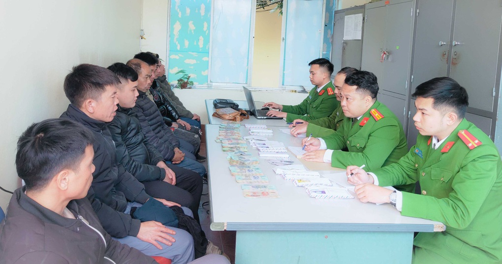 Bắt quả tang 7 con bạc đang sát phạt nhau, thu giữ hơn 200 triệu đồng - 1 Bắt quả tang 7 con bạc đang sát phạt nhau, thu giữ hơn 200 triệu đồng - 1