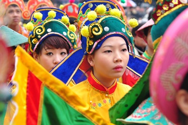 Bạn trẻ “say” tò he, cờ người tại hội Gò Đống Đa