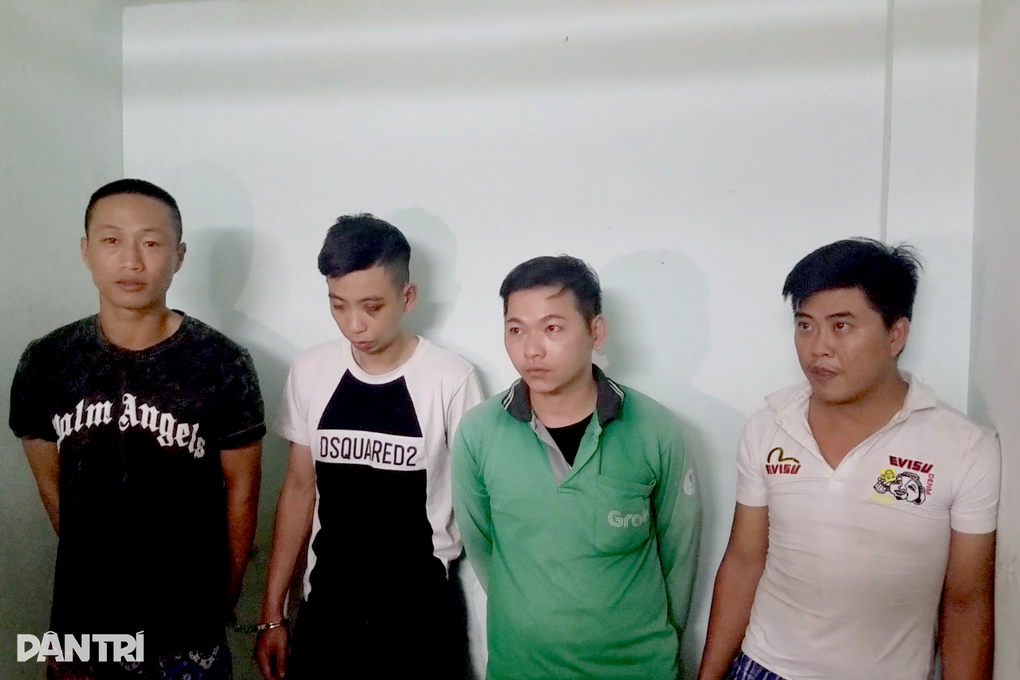 Bắt băng cướp giật dùng bình xịt hơi cay tấn công người dân - 1 Bắt băng cướp giật dùng bình xịt hơi cay tấn công người dân - 1