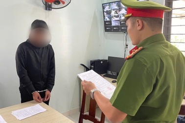 Hai thanh niên rủ bé gái uống rượu say rồi hiếp dâm
