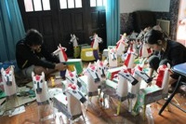 Ngựa, xe cho người cõi âm đắt hàng dịp sát Tết