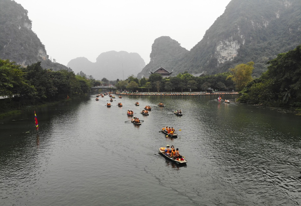 Hàng nghìn du khách trẩy hội Tràng An giữa đại dịch nCoV - 2 Hàng nghìn du khách trẩy hội Tràng An giữa đại dịch nCoV - 2