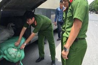 3,5 tạ mỡ động vật và bì lợn thối suýt vào thị trường