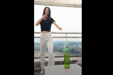 Clip “cô gái xinh đẹp nâng tầm thử thách đá nút chai lên mức độ mới” gây sốt tuần qua