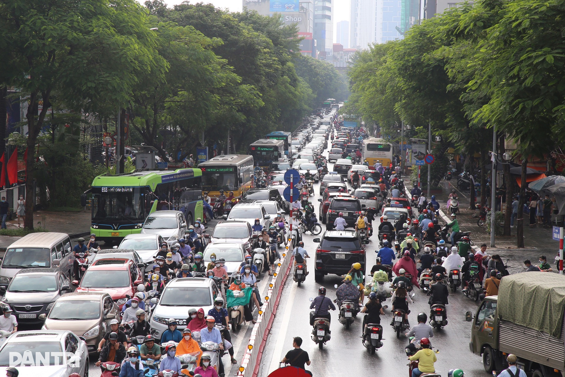 Nhiều tuyến phố ở Hà Nội ùn tắc cục bộ sau cơn mưa lớn đầu giờ sáng - 12 Nhiều tuyến phố ở Hà Nội ùn tắc cục bộ sau cơn mưa lớn đầu giờ sáng - 12