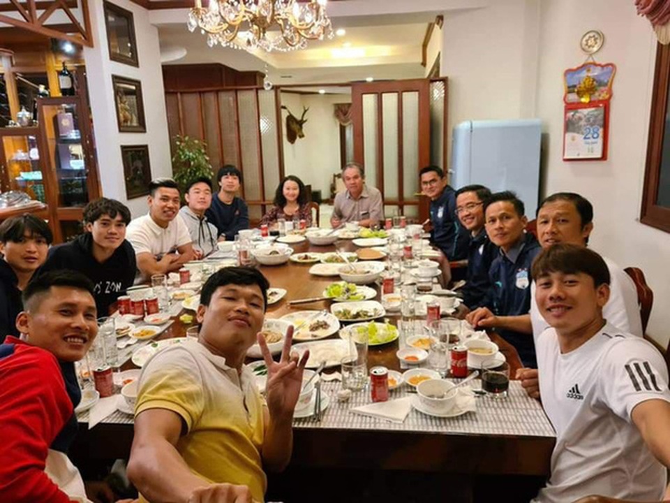 Người vợ bí ẩn của bầu Đức lần đầu lộ diện: Sở hữu cổ phần có gì mới? - 1 Người vợ bí ẩn của bầu Đức lần đầu lộ diện: Sở hữu cổ phần có gì mới? - 1
