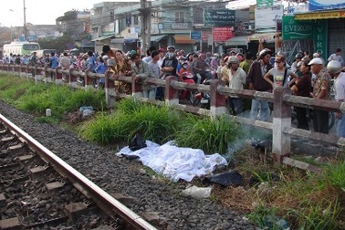 Băng qua đường sắt, cô gái trẻ bị tàu lửa cán chết