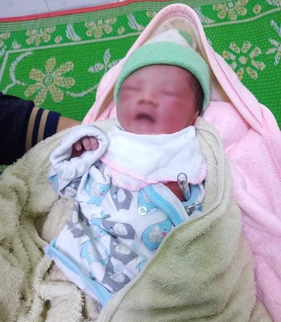 Bé gái sơ sinh còn nguyên dây rốn bị bỏ ở rẫy bắp - 1