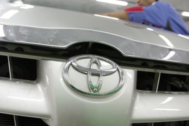 Salon nhận kiểm tra chân ga xe Toyota nhập khẩu 