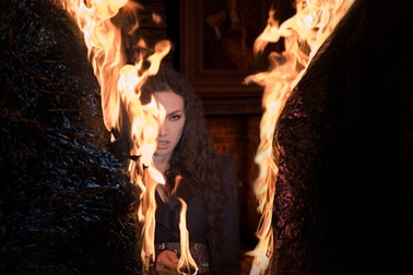 Tinna Tình suýt bị... thiêu sống