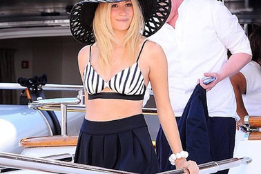 Ca sỹ người Anh gợi cảm với áo hở bụng, váy xòe