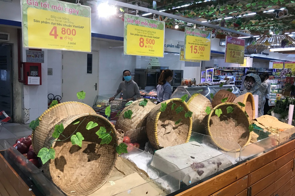 TPHCM: Sau lệnh giãn cách xã hội, siêu thị đông nghẹt, cạn hàng - 5 TPHCM: Sau lệnh giãn cách xã hội, siêu thị đông nghẹt, cạn hàng - 5