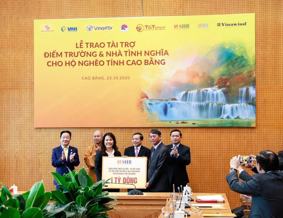 “Bầu Hiển” ủng hộ 5 tỷ đồng hỗ trợ người nghèo tỉnh Cao Bằng - 2 “Bầu Hiển” ủng hộ 5 tỷ đồng hỗ trợ người nghèo tỉnh Cao Bằng - 2