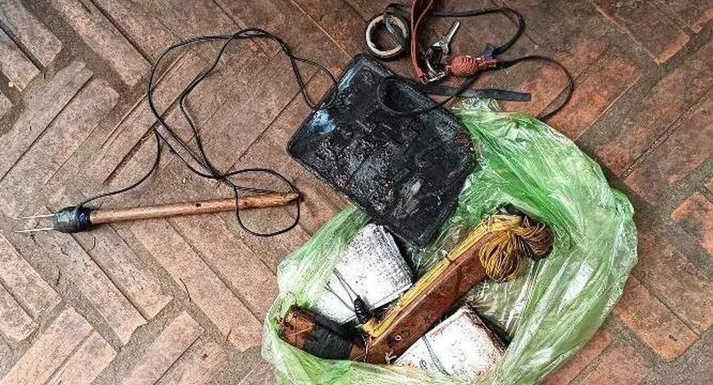 Hai đối tượng nghi trộm chó bị người dân vây bắt, đốt xe máy - 1 Hai đối tượng nghi trộm chó bị người dân vây bắt, đốt xe máy - 1