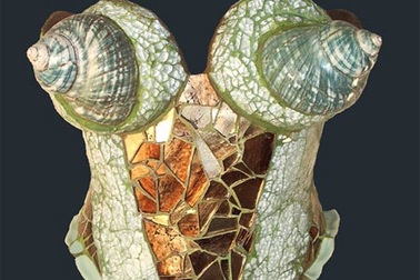 Áo ngực làm từ vỏ ốc và sừng hươu