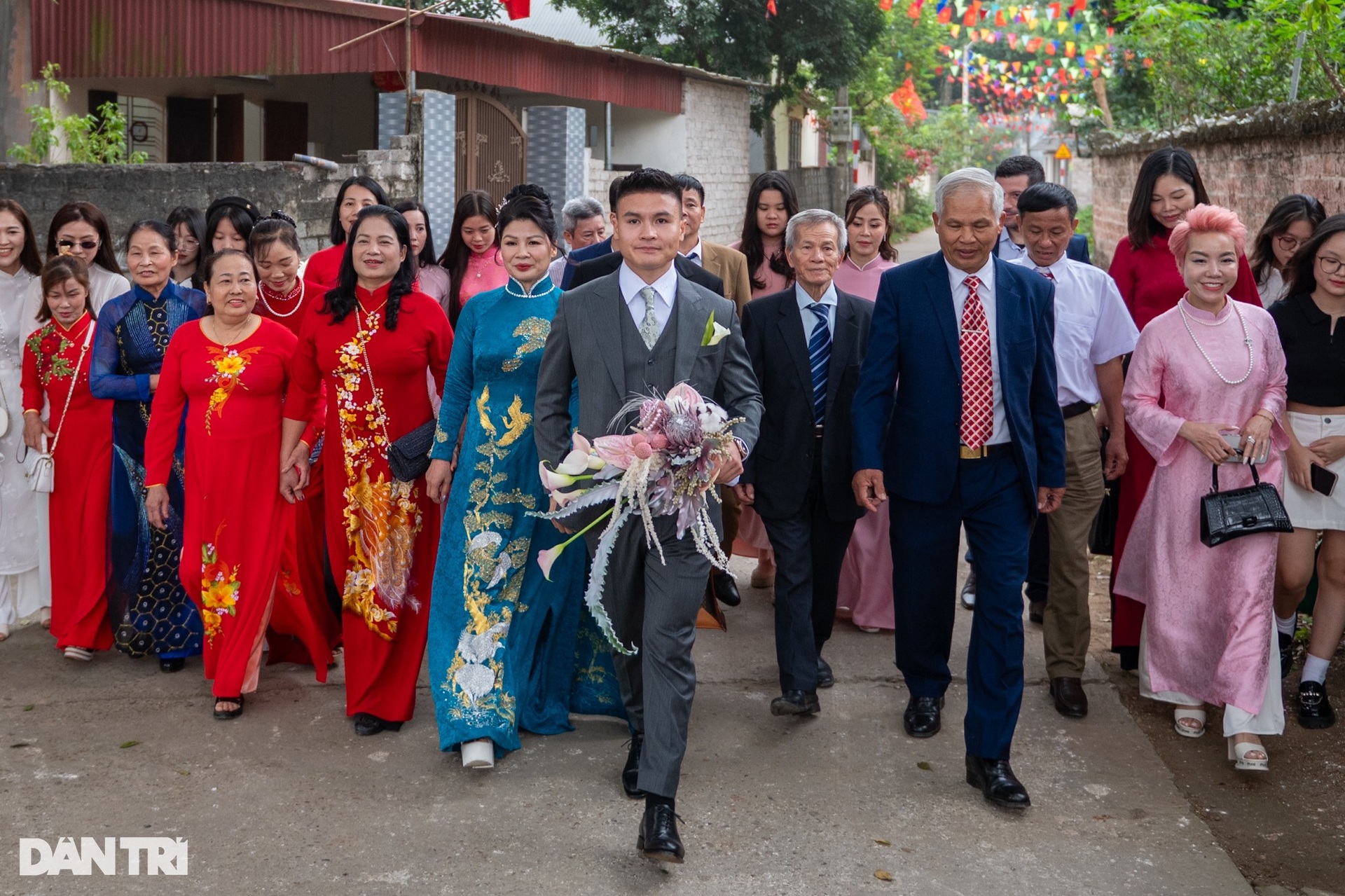 Cô dâu Chu Thanh Huyền xuất hiện xinh đẹp, sánh đôi tình tứ bên Quang Hải - 1 Cô dâu Chu Thanh Huyền xuất hiện xinh đẹp, sánh đôi tình tứ bên Quang Hải - 1