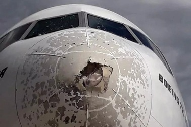 Mưa đá dội nứt kính buồng lái, thủng mũi máy bay ở Italia
