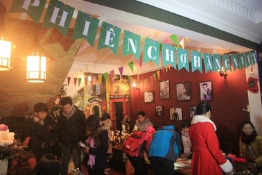 Rộn ràng phiên chợ Giáng sinh của giới trẻ Huế