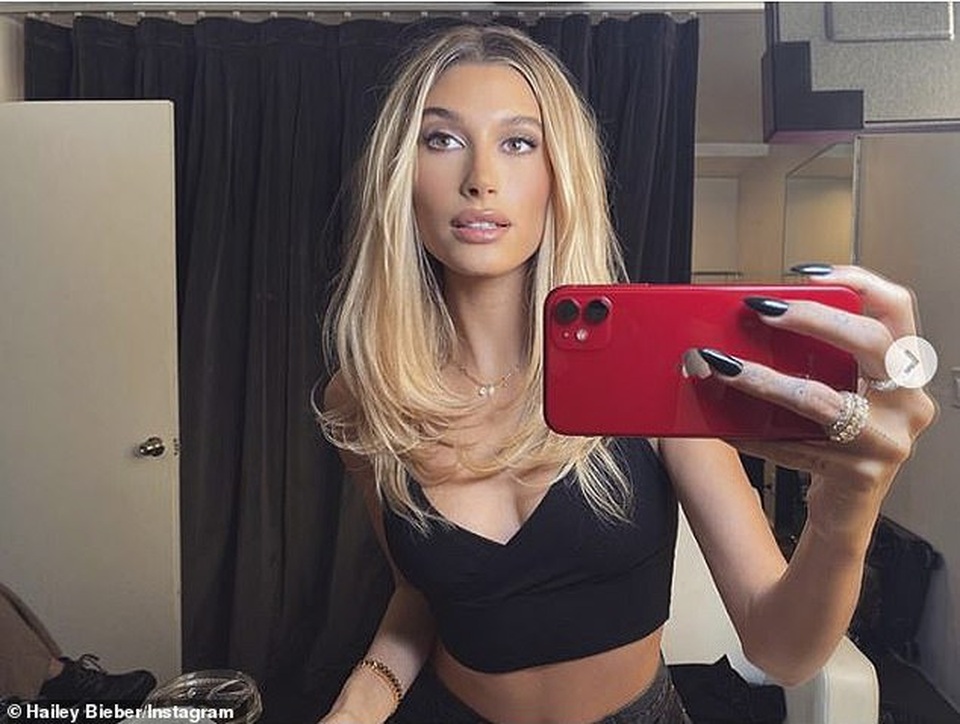Hailey Bieber khoe dáng săn chắc với trang phục thể thao - 6 Hailey Bieber khoe dáng săn chắc với trang phục thể thao - 6