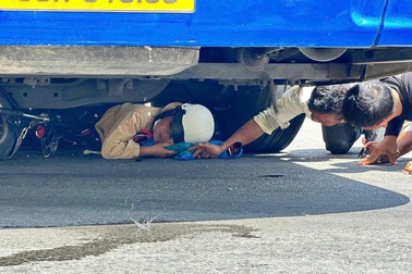 Nữ sinh ở Lâm Đồng thoát chết khi bị ô tô cuốn vào gầm