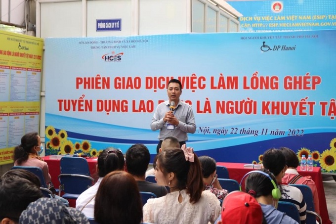 Tham gia phiên GDVL người lao động, người khuyết tật được cán bộ Trung tâm DVVL Hà Nội tổ chức tư vấn, định hướng nghề nghiệp phù hợp với khả năng của bản thân