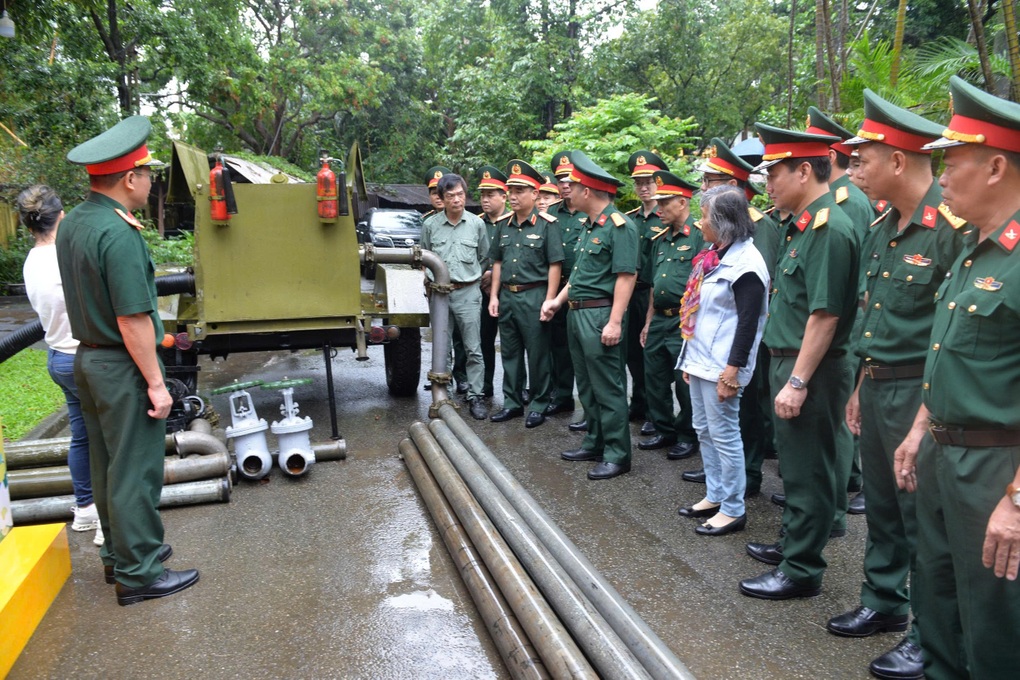 Tặng gia đình Đại tướng Võ Nguyên Giáp kỷ vật đường ống xăng dầu Trường Sơn - 2 Tặng gia đình Đại tướng Võ Nguyên Giáp kỷ vật đường ống xăng dầu Trường Sơn - 2