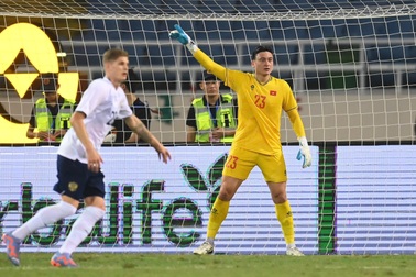 Nhà báo Nga bất ngờ khi đội nhà nhận "món quà bàn thắng" từ Văn Lâm