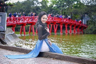 Á hậu Quỳnh Mai kiều diễm với áo dài