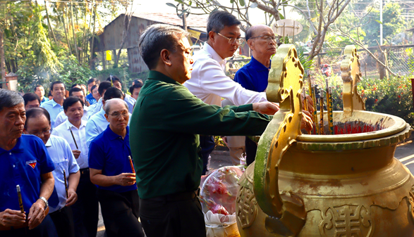 Phó Chủ tịch UBND tỉnh Nguyễn Lưu Trung (thứ hai, từ phải qua) cùng đoàn đại biểu dâng hương.png Phó Chủ tịch UBND tỉnh Nguyễn Lưu Trung (thứ hai, từ phải qua) cùng đoàn đại biểu dâng hương.png