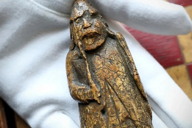 Quân cờ cũ mua bằng tiền lẻ bất ngờ trở thành báu vật có giá tiền tỷ