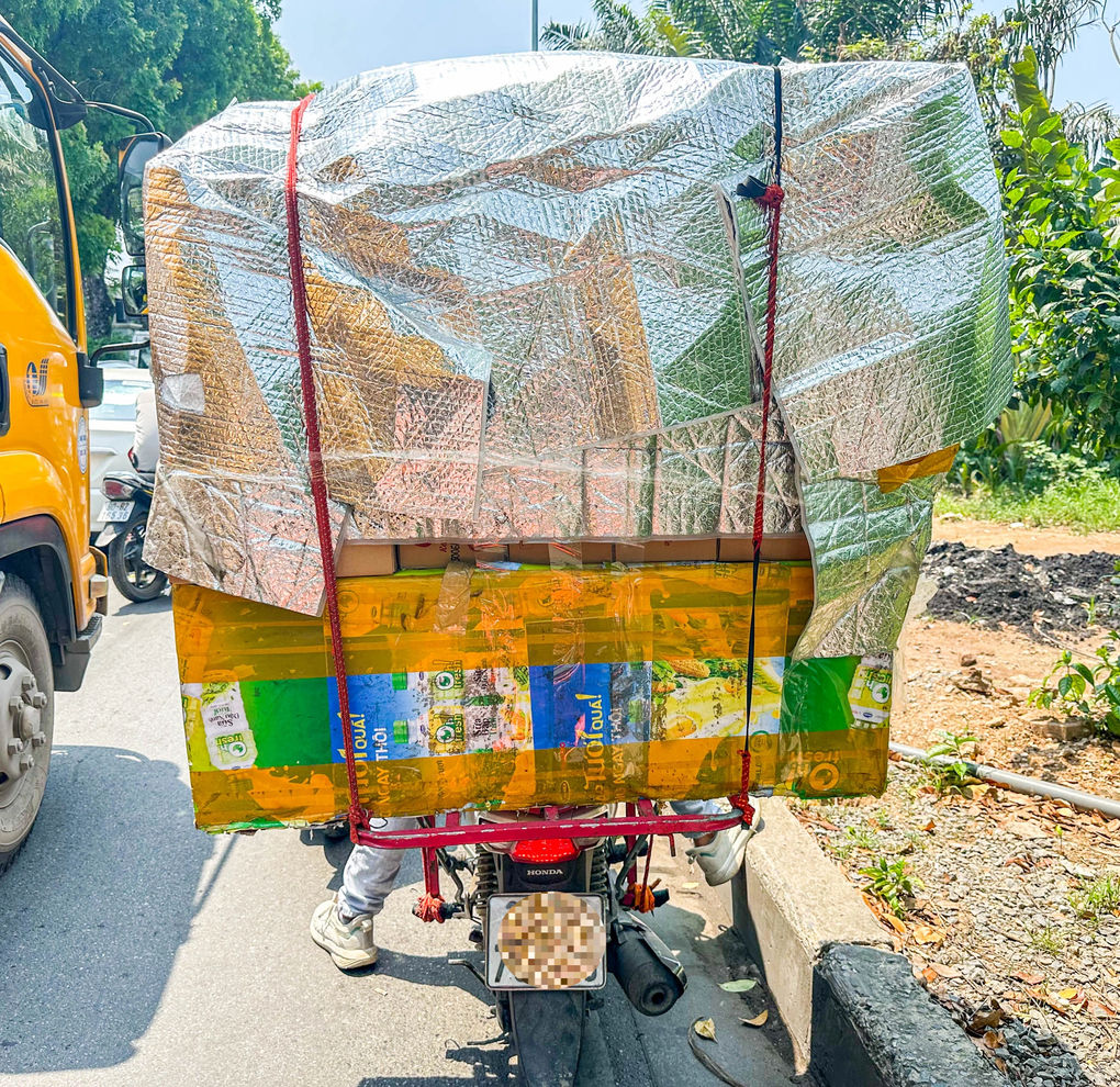 Xe máy chở hàng chất cao như núi nghênh ngang trên đường phố Hà Nội - 10 Xe máy chở hàng chất cao như núi nghênh ngang trên đường phố Hà Nội - 10