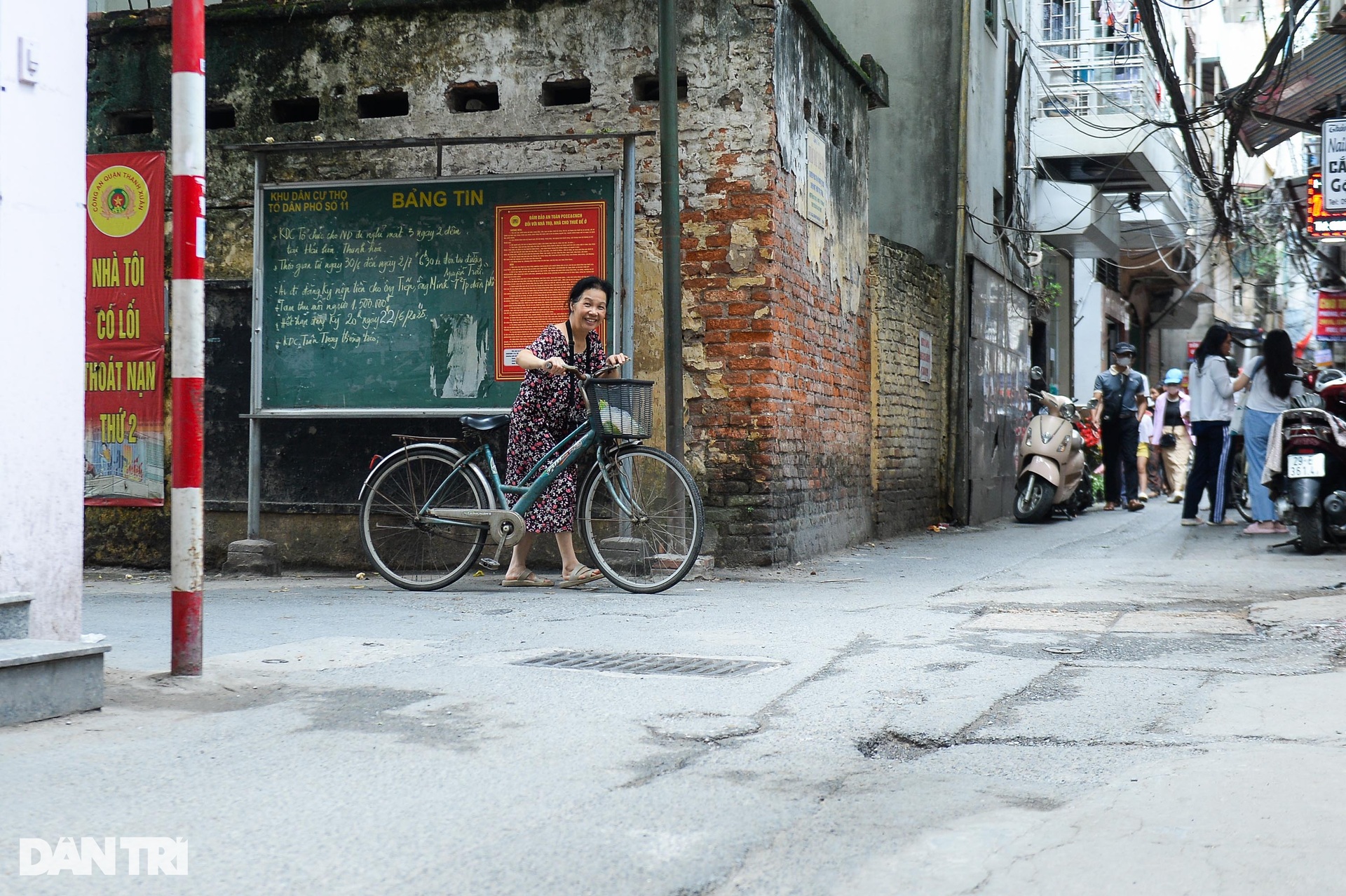 Phố Chính Kinh xuống cấp, người dân dùng chăn, quần áo vá ổ gà - 10