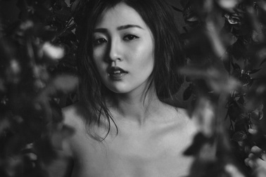 Á hậu Dương Tú Anh quyến rũ với ảnh đen trắng