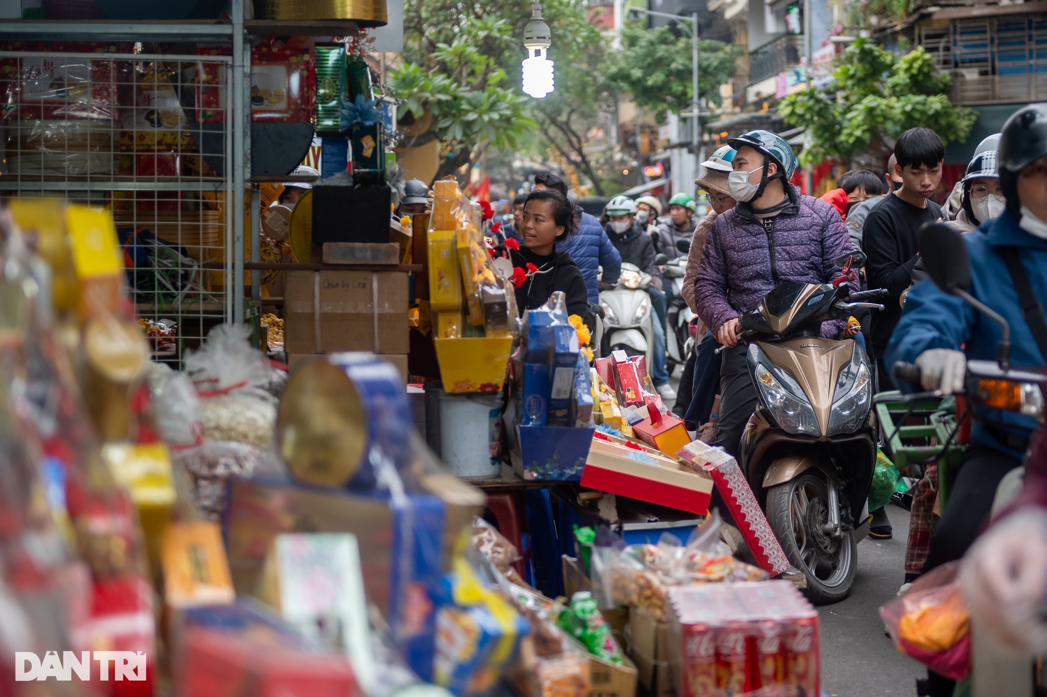 Người dân mua sắm chật kín các siêu thị, phố bánh kẹo ngày 29 Tết - 13