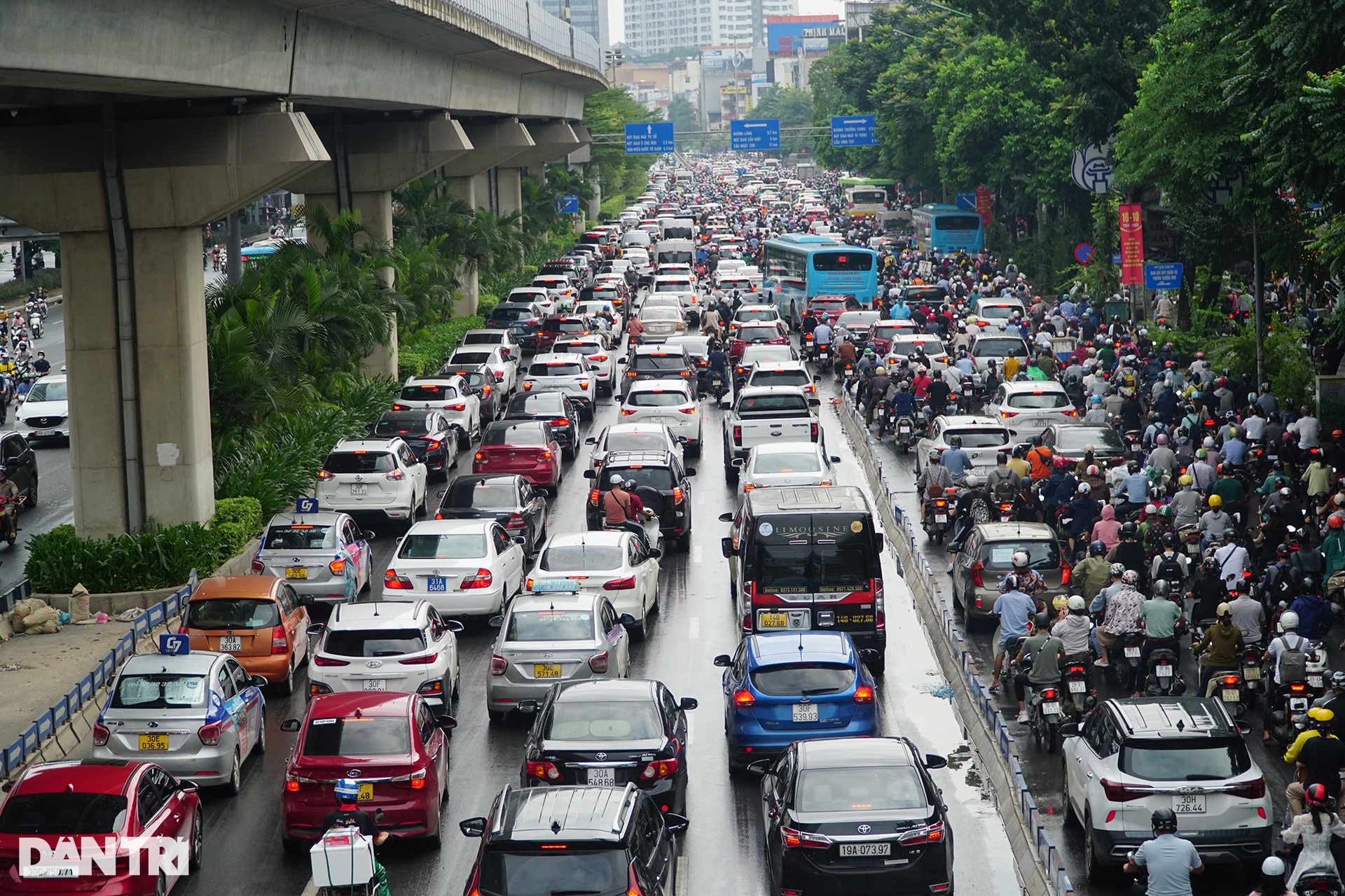 Nhiều tuyến phố ở Hà Nội ùn tắc cục bộ sau cơn mưa lớn đầu giờ sáng - 13 Nhiều tuyến phố ở Hà Nội ùn tắc cục bộ sau cơn mưa lớn đầu giờ sáng - 13