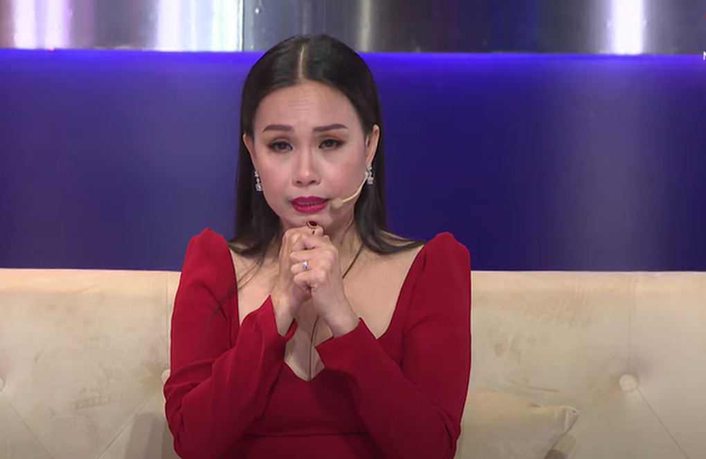 Sao Việt gặp sự cố sân khấu: Từ sập màn hình đến bị chọi đá, chạm vùng kín - 3 Sao Việt gặp sự cố sân khấu: Từ sập màn hình đến bị chọi đá, chạm vùng kín - 3