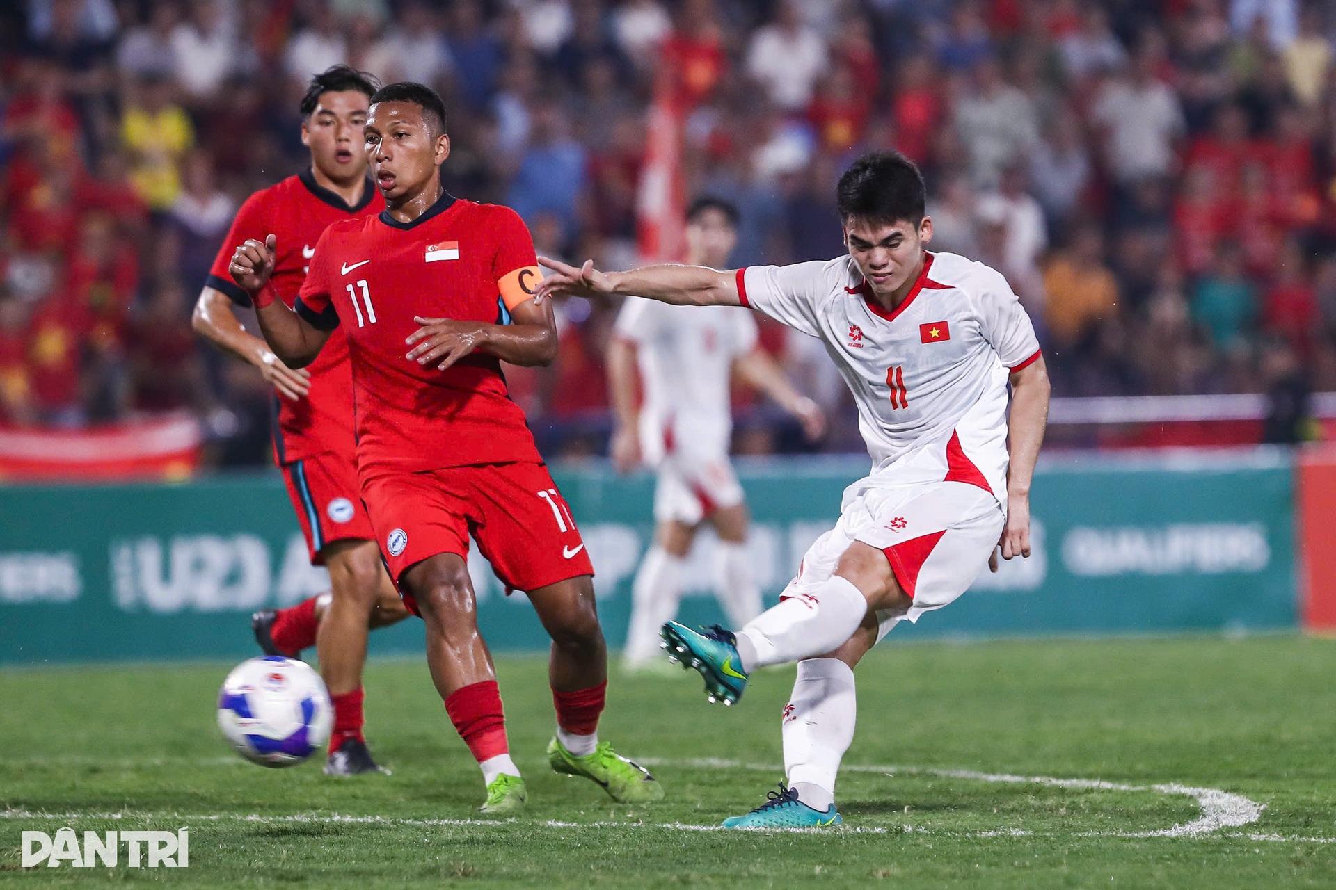 Màn trình diễn của Đình Bắc và Văn Trường trước U23 Singapore - 4 Màn trình diễn của Đình Bắc và Văn Trường trước U23 Singapore - 4