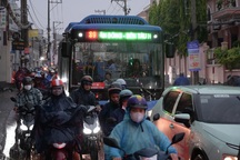 Người dân TPHCM chật vật di chuyển trong cơn mưa lớn vào sáng sớm