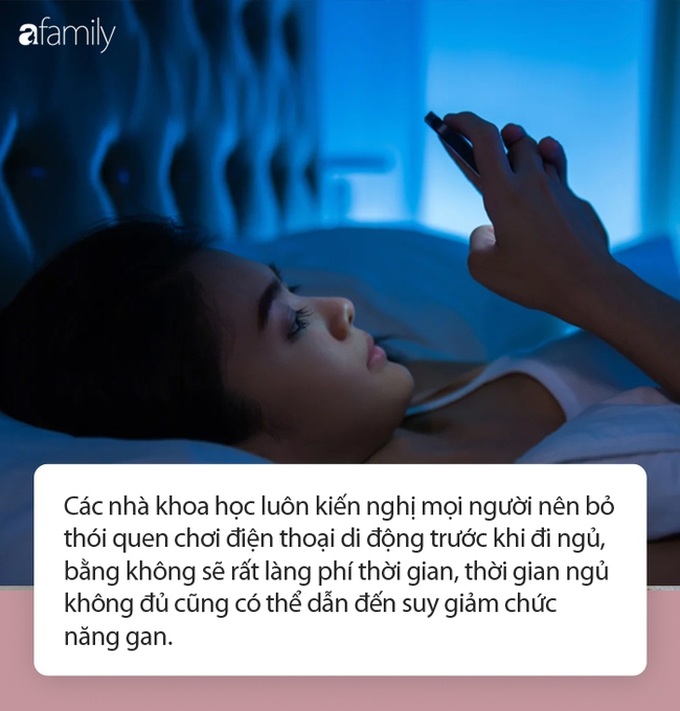 Những người thường xuyên chơi điện thoại di động trước khi đi ngủ sẽ xuất hiện 3 triệu chứng, cảnh giác bệnh gan "ghé thăm" - Ảnh 1.